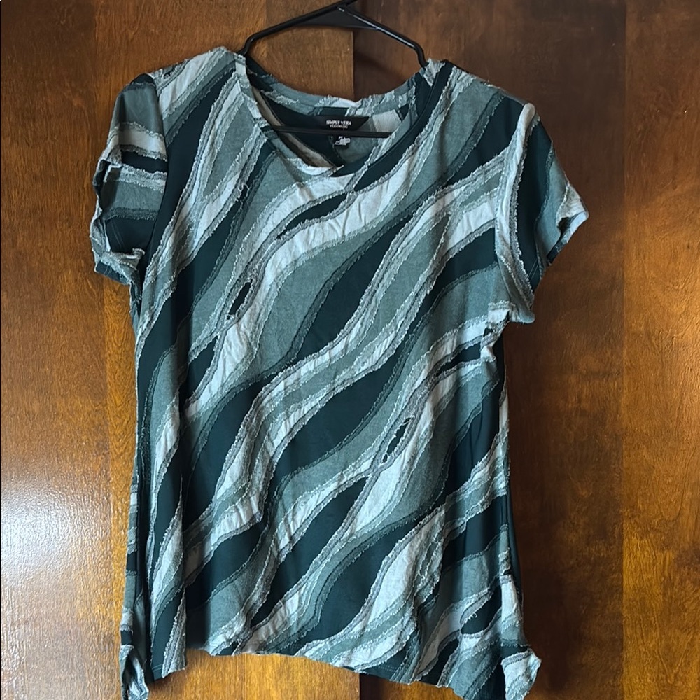 Simply Vera Vera Wang Green and Gray Wave Pattern Top